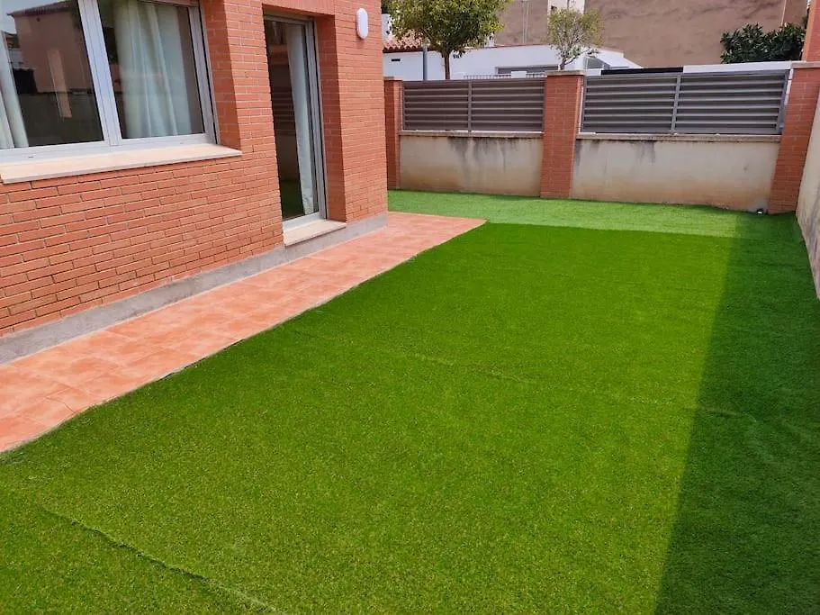 Chalet Amplio Con Jardin Y Zona Barbacoa. Reus Spain