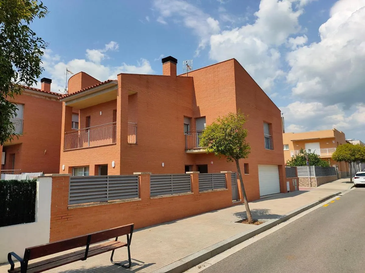 Chalet Amplio Con Jardin Y Zona Barbacoa. Reus